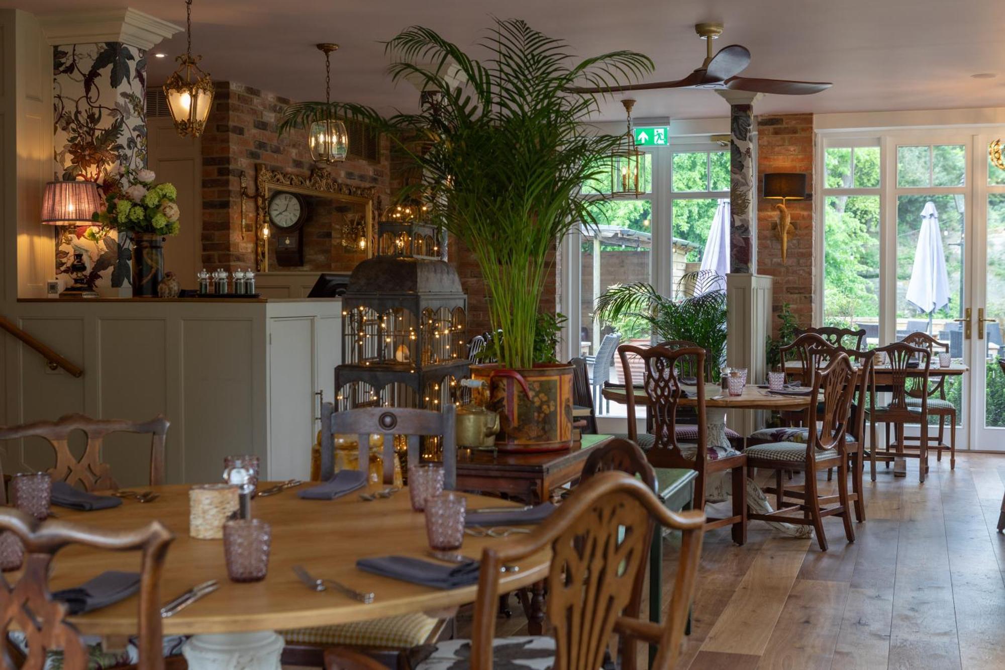 Mount Edgcumbe Bed & Breakfast Royal Tunbridge Wells Exterior photo The interior of the restaurant